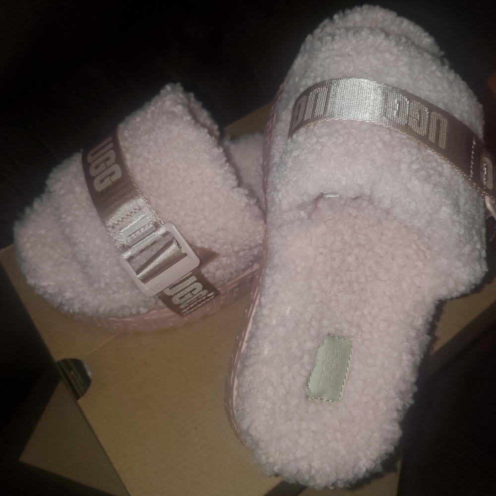 UGG W Fluffita Sandals